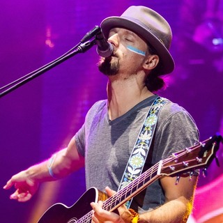 Jason Mraz Performs Live - jason-mraz-performs-live-02