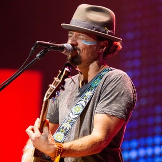 Jason Mraz Performs Live - jason-mraz-performs-live-04