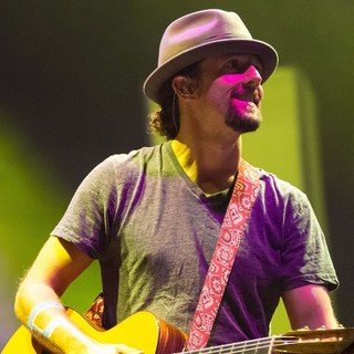 Jason Mraz in Jason Mraz Performs Live
