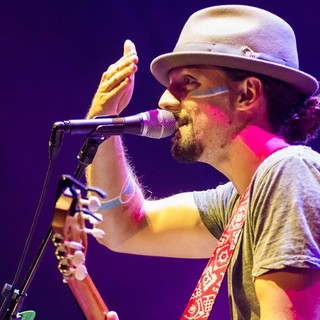 Jason Mraz in Jason Mraz Performs Live