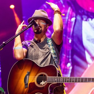 Jason Mraz in Jason Mraz Performs Live
