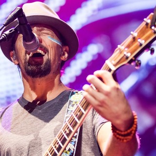 Jason Mraz in Jason Mraz Performs Live