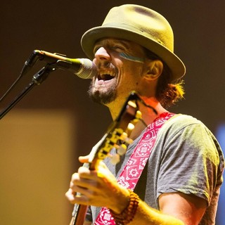Jason Mraz in Jason Mraz Performs Live