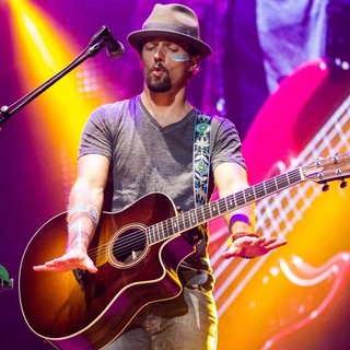 Jason Mraz in Jason Mraz Performs Live