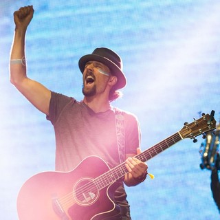 Jason Mraz in Jason Mraz Performs Live