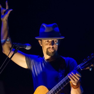 Jason Mraz in Jason Mraz Performs Live