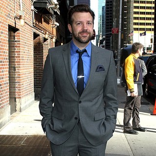 Jason Sudeikis in Celebrities Arrive at The Ed Sullivan Theater for The Late Show with David Letterman