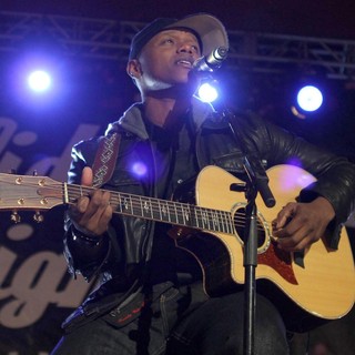 Javier Colon in The 4th Annual Holiday Christmas Tree Lighting Ceremony and The Opening of LA Kings - javier-colon-4th-annual-holiday-christmas-tree-lighting-ceremony-03