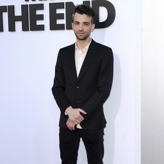 Jay Baruchel in Los Angeles Premiere of This Is the End - jay-baruchel-premiere-this-is-the-end-02