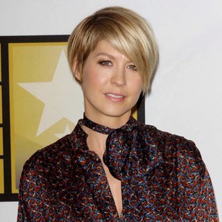 Jenna Elfman in The 2011 Critics Choice Television Awards Luncheon - Red Carpet