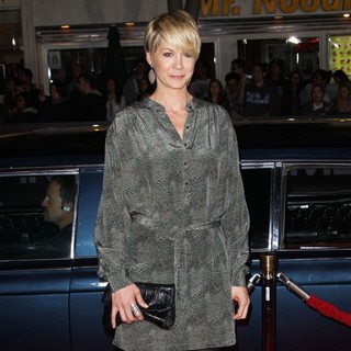 Jenna Elfman in The Premiere of In Time - Arrivals
