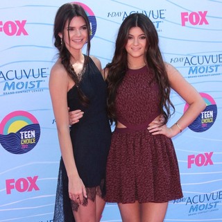 Kendall Jenner, Kylie Jenner in The 2012 Teen Choice Awards - Arrivals