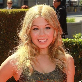 Jennette McCurdy in 2012 Creative Arts Emmy Awards - Arrivals