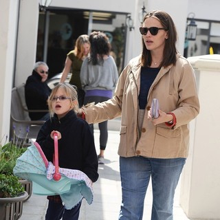 Jennifer Garner with Violet Affleck After Visiting The Doctors - jennifer-garner-after-visiting-the-doctors-05