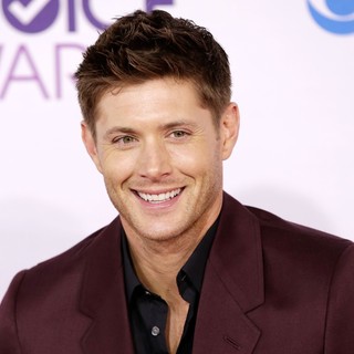 Jensen Ackles in People's Choice Awards 2013 - Red Carpet Arrivals - jensen-ackles-people-s-choice-awards-2013-02