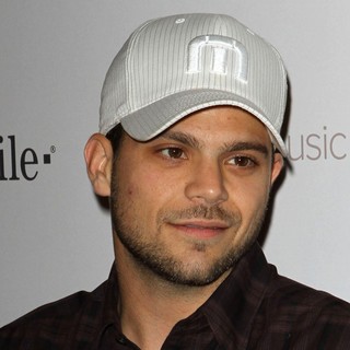 Jerry Ferrara in Celebrity Magenta Carpet Arrivals at The Launch Party for Google Music Available on T-Mobile - jerry-ferrara-launch-party-google-music-01