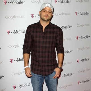 Jerry Ferrara in Celebrity Magenta Carpet Arrivals at The Launch Party for Google Music Available on T-Mobile - jerry-ferrara-launch-party-google-music-02