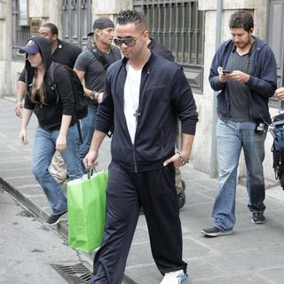 The Situation in Casts Shopping in Florence While Flming The Reality Show 'Jersey Shore'