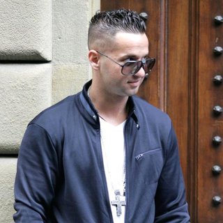 The Situation in Casts Shopping in Florence While Flming The Reality Show 'Jersey Shore'