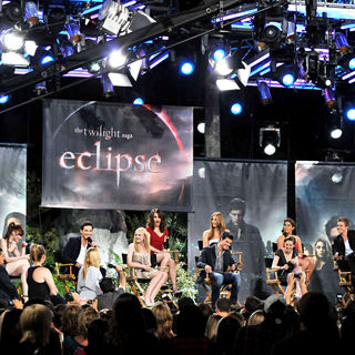 Bryce Dallas Howard, Dakota Fanning, Elizabeth Reaser, Taylor Lautner, Kristen Stewart, Peter Facinelli, Robert Pattinson, Ashley Greene, Nikki Reed, Xavier Samuel in The Twilight Saga: Eclipse Cast Make an Appearance on ABC's 'Jimmy Kimmel Live'