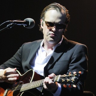 Joe Bonamassa Performing at The Hard Rock Live - joe-bonamassa-performing-07