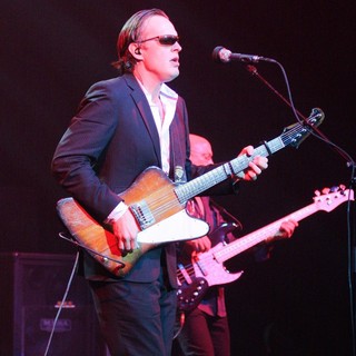 Joe Bonamassa Performing at The Hard Rock Live - joe-bonamassa-performing-08