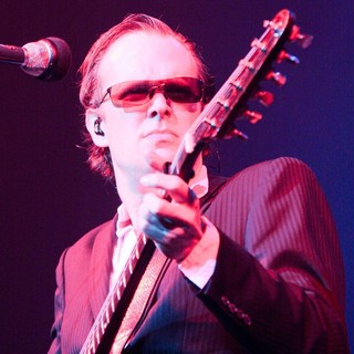 Joe Bonamassa Performing at The Hard Rock Live - joe-bonamassa-performing-10