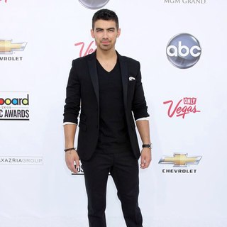 Joe Jonas in The 2011 Billboard Music Awards - Arrivals