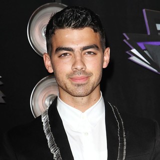 Joe Jonas, Jonas Brothers in 2011 MTV Video Music Awards - Arrivals