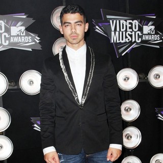 Joe Jonas, Jonas Brothers in 2011 MTV Video Music Awards - Arrivals