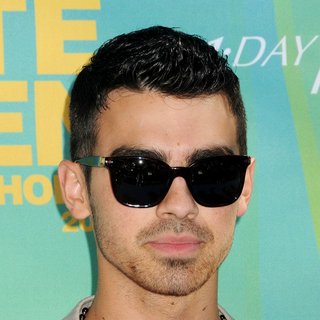 Joe Jonas, Jonas Brothers in 2011 Teen Choice Awards