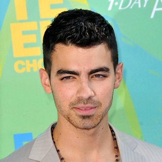 Joe Jonas, Jonas Brothers in 2011 Teen Choice Awards