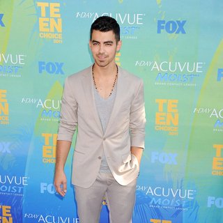 Joe Jonas, Jonas Brothers in 2011 Teen Choice Awards