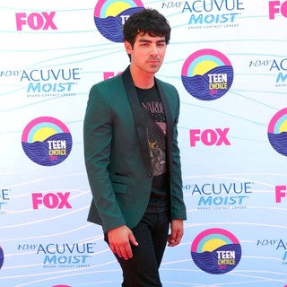 Joe Jonas, Jonas Brothers in The 2012 Teen Choice Awards - Arrivals