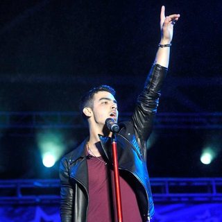 Joe Jonas, Jonas Brothers in B96 Pepsi SummerBash 2011