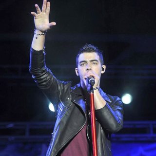 Joe Jonas, Jonas Brothers in B96 Pepsi SummerBash 2011