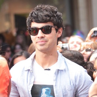 Joe Jonas, Jonas Brothers in On Entertainment News Show Extra
