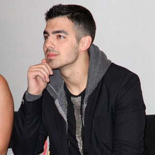 Joe Jonas, Jonas Brothers in People's Choice Awards 2012 Nominations Press Conference