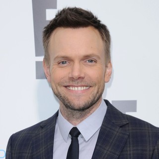 Joel McHale in 2012 E Upfront Presentation - Arrivals