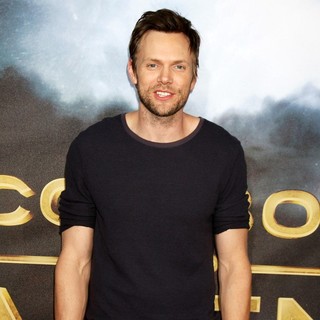 Joel McHale in Cowboys and Aliens Premiere - Arrivals