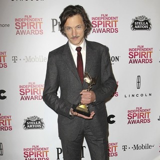John Hawkes in 2013 Film Independent Spirit Awards - Press Room - john-hawkes-2013-film-independent-spirit-awards-press-room-04