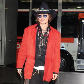 Johnny Depp in Johnny Depp Arrives at Tokyo International Airport