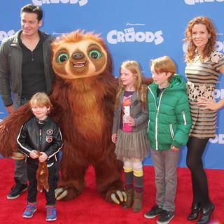 Bart Johnson, Robyn Lively in The Croods Premiere - Arrivals