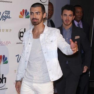 Joe Jonas, Kevin Jonas, Jonas Brothers in 2013 Miss USA Pageant - Arrivals