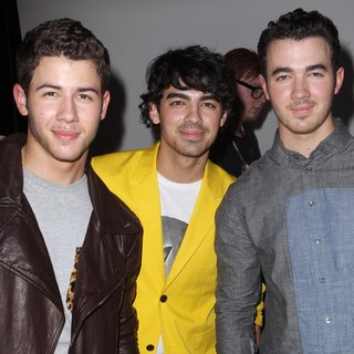 Jonas Brothers in KIIS FM's Jingle Ball 2012 Presented by G by Gues - Gifitng Lounge