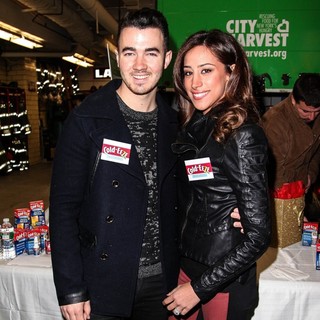 Kevin Jonas, Danielle Deleasa in Kevin Jonas and Danielle Deleasa Host A FDNY Food Drive for Hurricane Sandy Victims