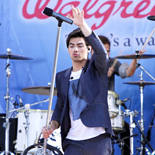 Joe Jonas, Jonas Brothers in The Jonas Brothers Perform for ABC's 'Good Morning America' Summer Concert Series