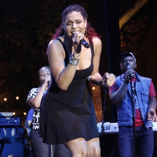 Jordin Sparks in Jordin Sparks Performs Live