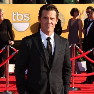 Josh Brolin in The 18th Annual Screen Actors Guild Awards - Arrivals