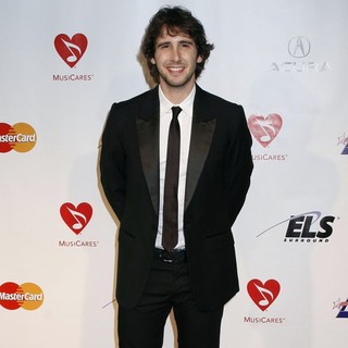 Josh Groban in 2010 MusiCares Person of The Year Tribute to Neil Young - Arrivals